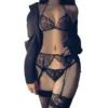 Conjunto de lencería erótica femenina de tres piezas, con sujetador de tiras, bikini sexy y tanga de encaje con entrepierna abierta.